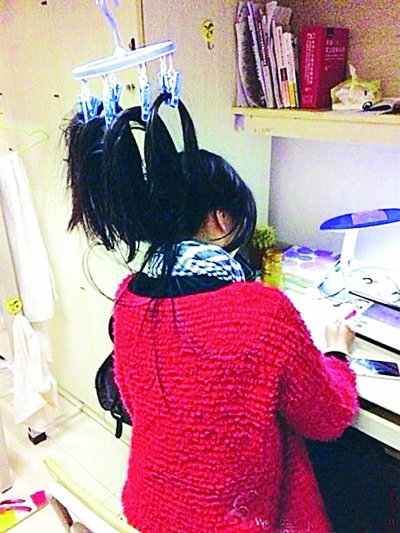 福建农林大学大二女生“吊发苦读”照。