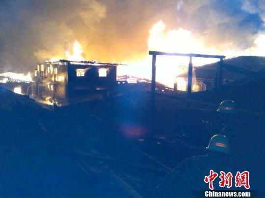 图为独克宗古城发生大火。