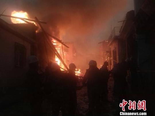 图为当地武警、消防人员扑救独克宗古城大火。