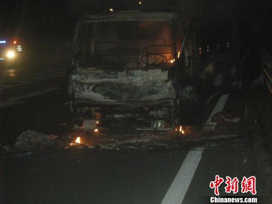 图为事故现场衢州高速交警摄