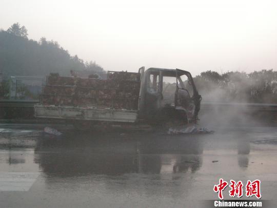 图为事故现场衢州高速交警摄