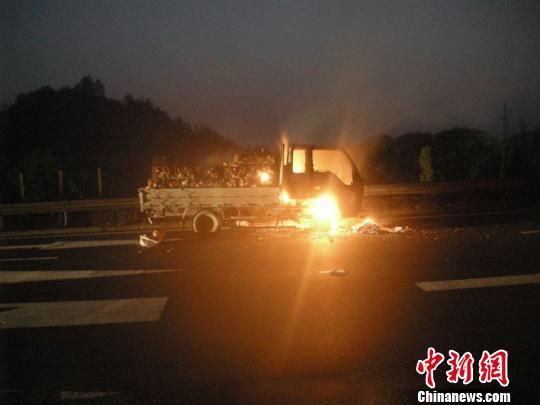 图为事故现场衢州高速交警摄