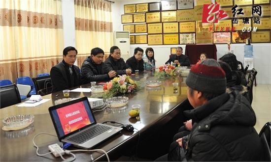 区政协委员助贫困学子温暖过寒冬