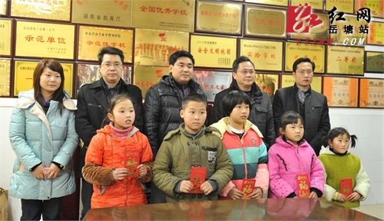 区政协委员助贫困学子温暖过寒冬