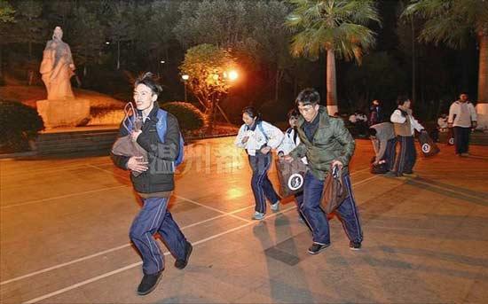 温州毕业班学生扛大米夜行25公里 家长陪同拍照