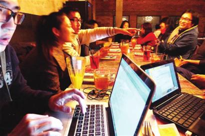 上周五，聪明人”“ 的聚会。 ■新闻晨报陈征摄