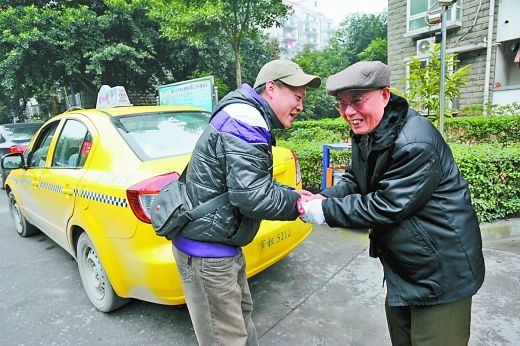 79岁的戴竹修紧紧握住的哥明瑞伟的手连声道谢。