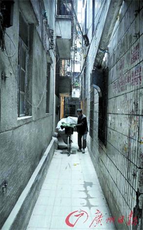 出租屋位于广元西路王圣堂大街11巷16号。少年周诚一度冲出了这窄小的天地,却被抓回毒打。 记者黎旭阳 摄