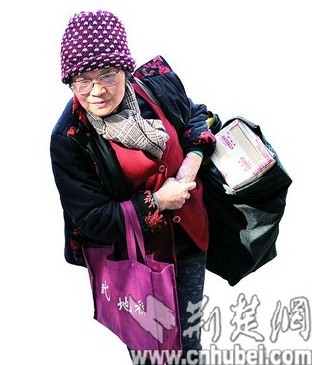  图为：袁祥珍婆婆在路上