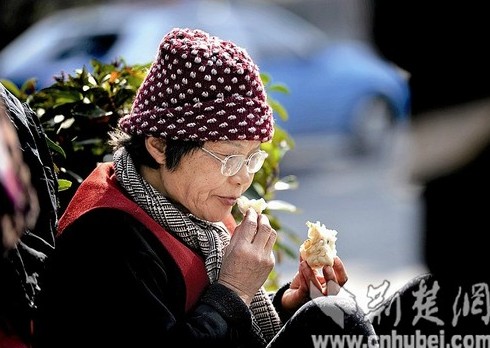  楚天都市报讯 图为：常有好心人给袁婆婆送吃的