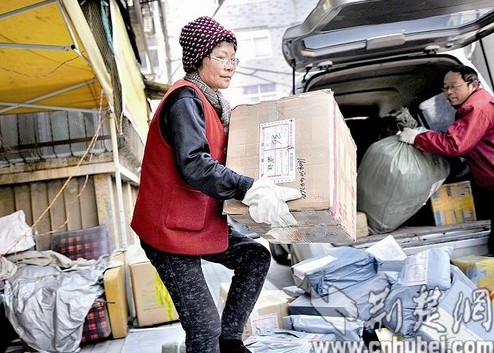图为：袁婆婆从快递站领取快件
