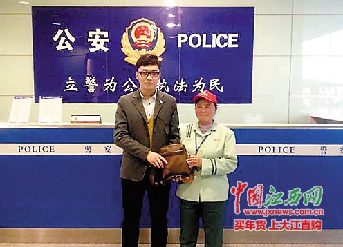 失主儿子领回失物和巨款。