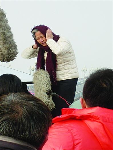 正在拍摄的演员郑佩佩。