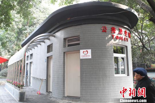 图为重庆公交车站的“变压器”公厕。 周毅 摄