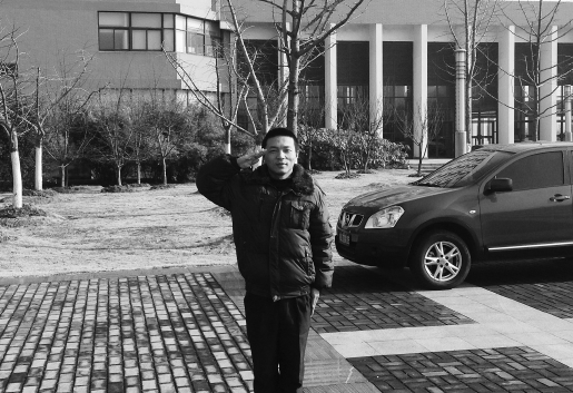 1月10日,齐永章在安大校园里最后一次敬礼,此时他已不是保安。许佳/摄