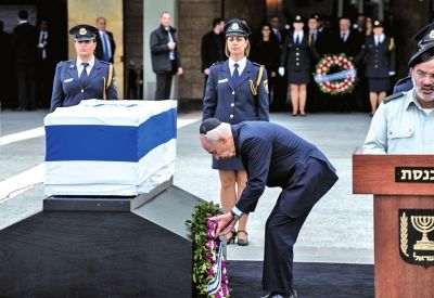 以色列总统佩雷斯向前总理沙龙的棺椁献花圈