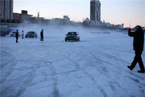 [视频]柯受良弟子驾车飞越黑龙江 亚洲新飞人谢