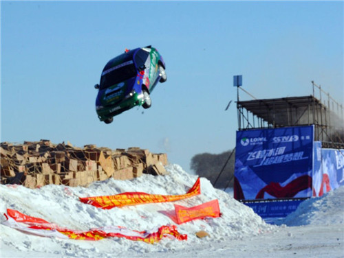 [视频]柯受良弟子驾车飞越黑龙江 亚洲新飞人谢