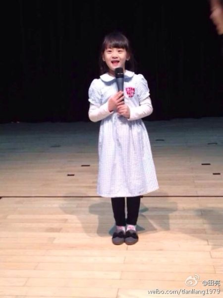 [视频]森碟幼儿园当主持 登台紧张表现获赞