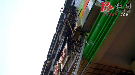 废弃广告架悬幼儿园进出口危险！岳塘城管紧急处理