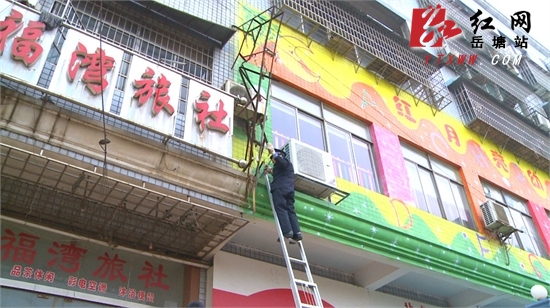废弃广告架悬幼儿园进出口危险！岳塘城管紧急处理