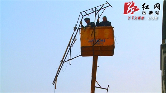 废弃广告架悬幼儿园进出口危险！岳塘城管紧急处理