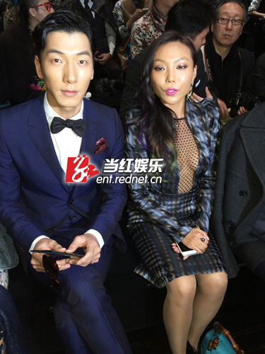张亮与万宝宝同排看秀