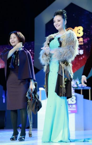 孙茜带病出席盛典 与郭培打造“旧衣新时尚”