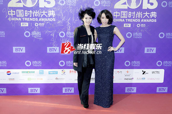 金池与设计师刘芳红毯秀