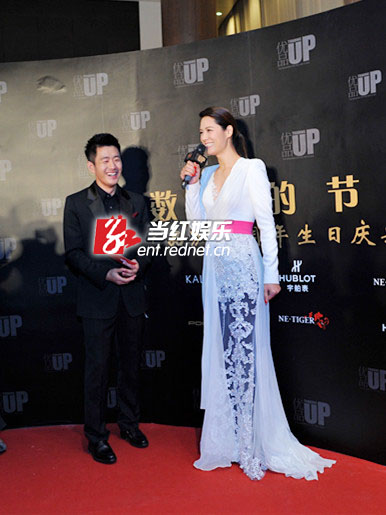 亚视主持人王峰亮相某品牌光芒之夜 致敬设计师马艳丽“勇闯”时尚界