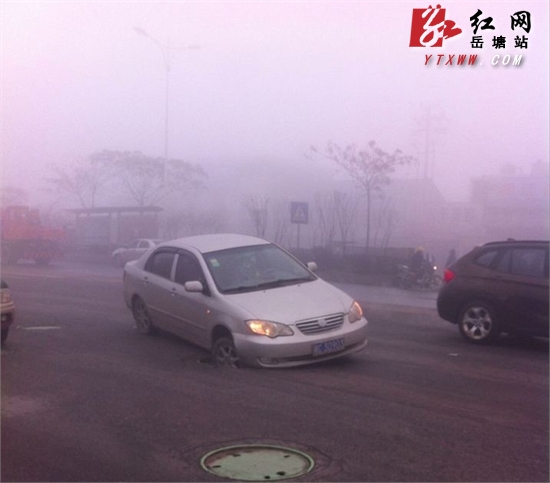 雾意浓 湘潭货运东站一小车栽进“坑”里