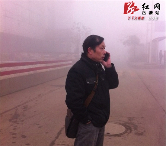 雾意浓 湘潭货运东站一小车栽进“坑”里