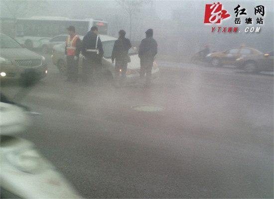 雾意浓 湘潭货运东站一小车栽进“坑”里