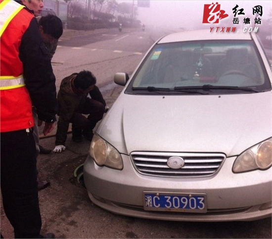 雾意浓 湘潭货运东站一小车栽进“坑”里