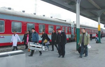 列车员接送万燕(第二排左二)下车。张冬玲 摄