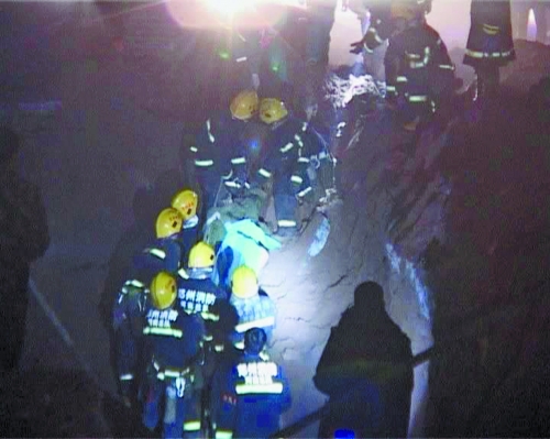 消防战士在塌方的基坑内发现第一个被埋者，不幸的是，他已没有生命体征。