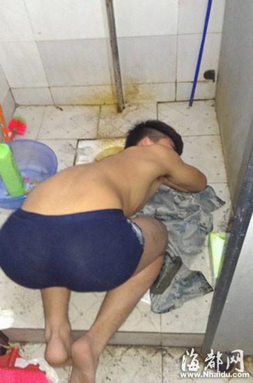 福建一学生赤裸上身打捞手机手臂卡蹲坑(图)