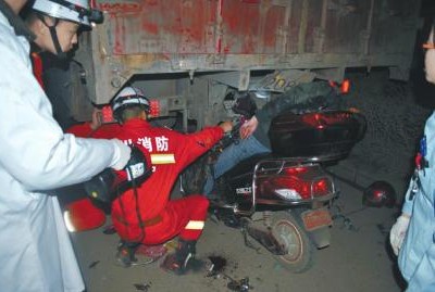 消防官兵对被困的电马儿师傅进行援救。