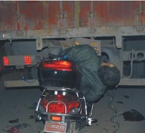 醉酒电马儿师傅追尾后竟呼呼大睡。