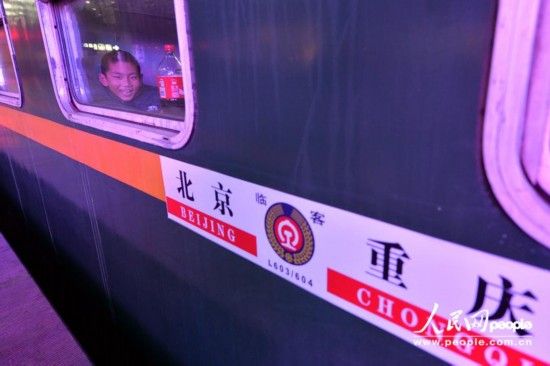 踏上归途的孩子(人民网记者 翁奇羽 摄)