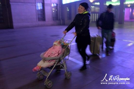 乘客准备上车。(人民网记者 翁奇羽 摄)