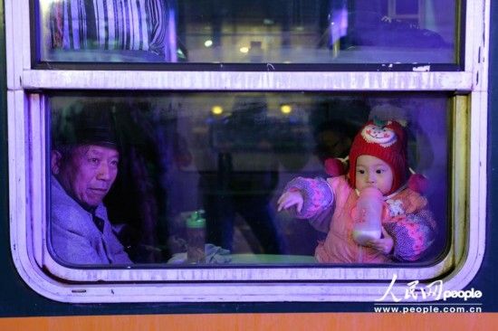 等待发车的乘客(人民网记者 翁奇羽 摄)