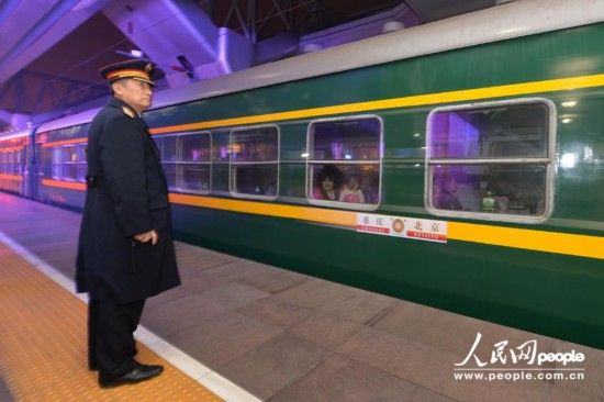 L603次列车缓缓驶出北京站。(人民网记者 翁奇羽 摄)