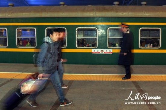 L603次是临时客车,由北京开往重庆,列车0:11分从北京站开出,历经18站,17日7:45分到达重庆,历时31小时34分。(人民网记者 翁奇羽 摄)