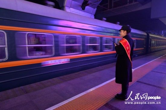 L603次列车缓缓驶出北京站。(人民网记者 翁奇羽 摄)