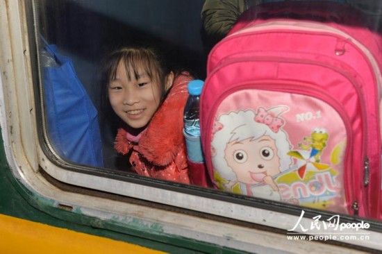 踏上归途的孩子满脸笑容。(人民网记者 翁奇羽 摄)