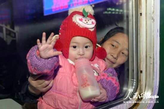 踏上归途的孩子(人民网记者 翁奇羽 摄)