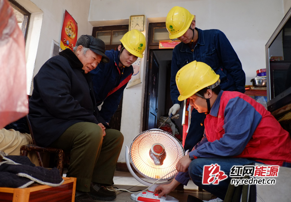 湘潭电力110为街区帮扶对象义务检查家中用电设备。