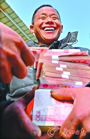 1月10日，江西省南昌市安义县，“种粮状元”刘高美一人独得17万多元年终奖。　　新华社发