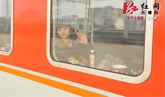 春运首日 湘潭火车站旅客温馨出行